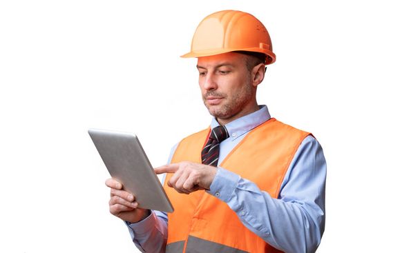 Inżynier budowlany przy użyciu tabletu cyfrowego pracującego nad białym studiem - Zdjęcie, obraz
