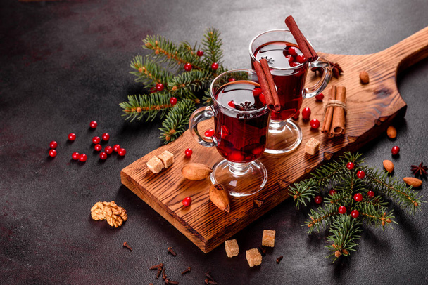 Ζεστό ζεστό κρασί για το χειμώνα και τα Χριστούγεννα με διάφορα μπαχαρικά. Προετοιμασία για τις γιορτές των Χριστουγέννων - Φωτογραφία, εικόνα