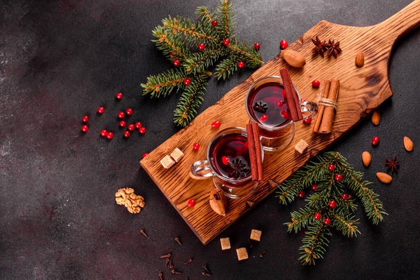 Kış için sıcak şarap ve çeşitli baharatlarla Noel. Noel tatiline hazırlanıyorum. - Fotoğraf, Görsel