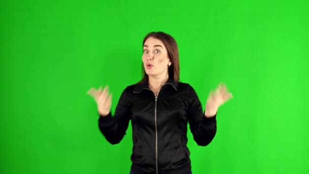 Frau fühlt sich auf grünem Bildschirm so heiß - Filmmaterial, Video