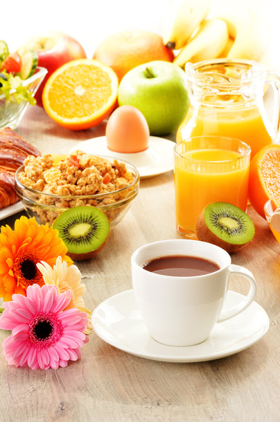 Desayuno con café, zumo, croissant, ensalada, muesli y huevo
 - Foto, Imagen