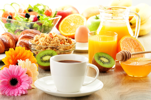 ontbijt met koffie, SAP, croissants, salade, muesli en ei - Foto, afbeelding