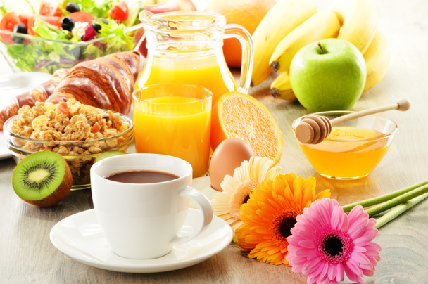 kahve, meyve suyu, kruvasan, salata, müsli ve yumurta kahvaltı - Fotoğraf, Görsel