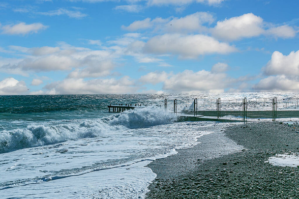 Hullámok, tenger, hajó, felhők és nap. Remek hely és idő a kikapcsolódásra. Ez Krím, ez itt Jalta.. - Fotó, kép