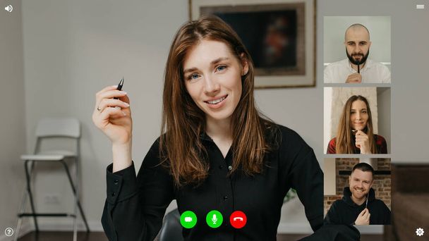 Απεικόνιση οθόνης επιτραπέζιου υπολογιστή της τηλεπικοινωνιακής εφαρμογής κατά τη διάρκεια τηλεδιάσκεψης στην οποία η γυναίκα ειδικός αναφέρει για τις επιχειρήσεις. Πολυεθνοτικοί συνάδελφοι σε διαδικτυακή συνάντηση. - Φωτογραφία, εικόνα