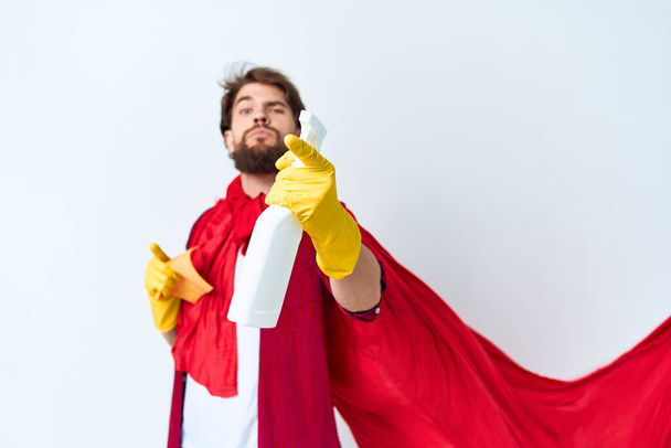 Mies, jolla on pesuainetta punainen sadetakki ammattityötä - Valokuva, kuva
