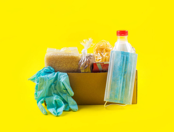 Sicuro concetto di consegna di cibo su sfondo giallo - Foto, immagini