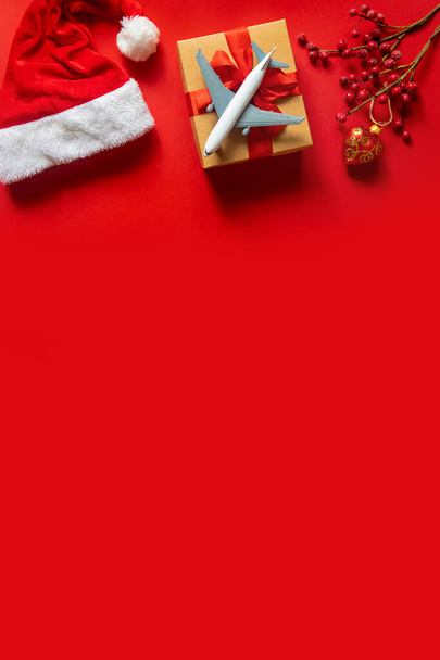 Fond de Noël rouge avec avion. Concentration sélective. Vacances. - Photo, image