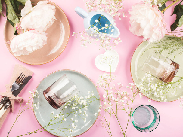Vaisselle pastel en céramique et verre sur rose - Photo, image