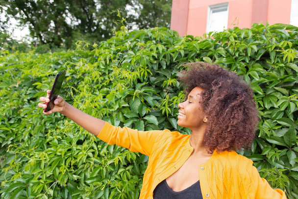 Szczęśliwy i piękny Afroamerykanin robi selfie - Zdjęcie, obraz
