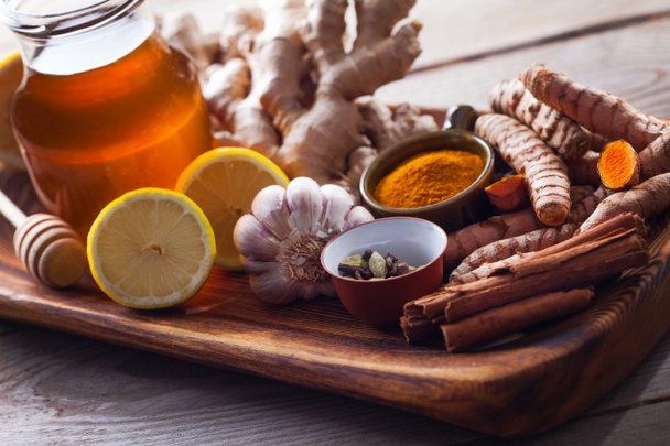 natuurlijke koude en griep home remedies citroen honing gember en knoflook om het immuunsysteem te stimuleren - Foto, afbeelding