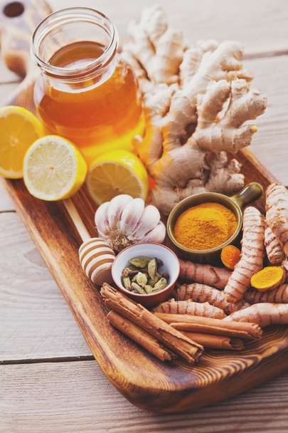 remèdes naturels contre le rhume et la grippe maison citron miel gingembre et ail pour stimuler le système immunitaire - Photo, image