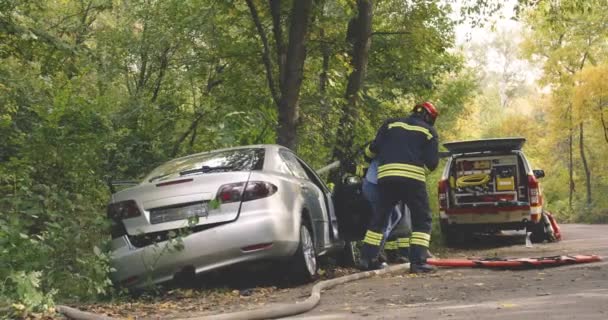 Пожежники рятують жінку та дітей від горіння автомобіля
 - Кадри, відео