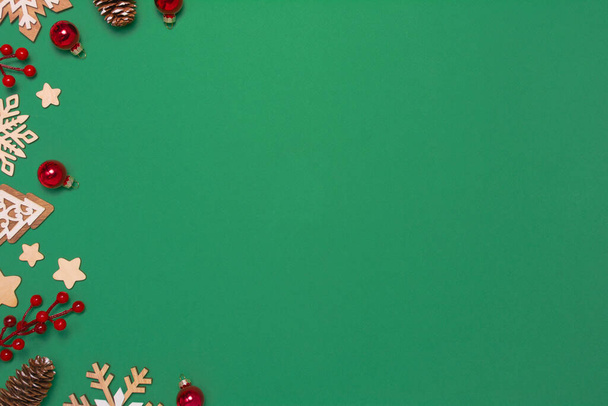 Weihnachtsrahmen mit Dekorationen auf grünem Hintergrund - Foto, Bild