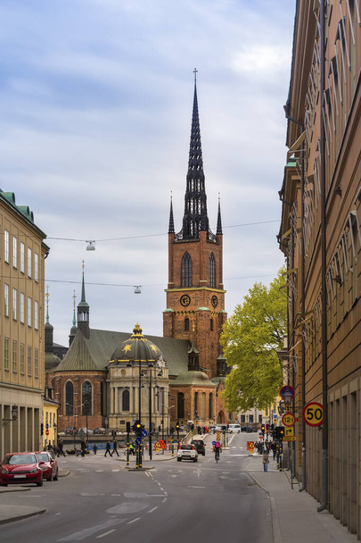 Stockholm, Sweden - may 07, 2017: Riddarhustorget Street and Riddarholmen Church in the late spring hour - Fotó, kép