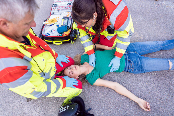 Médecin paramédical et urgentiste sur les lieux d'un accident de la circulation - Photo, image