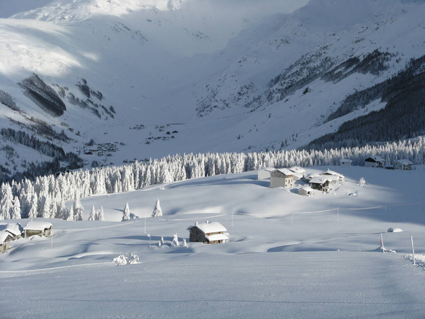 горный пейзаж после сильного снегопада - Фото, изображение