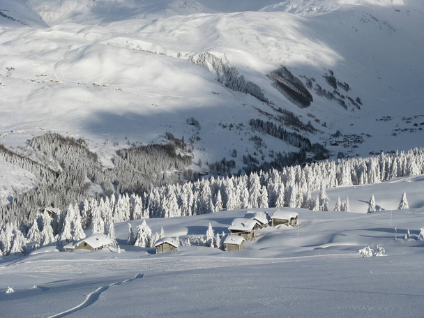 豪雪後の山の風景 - 写真・画像