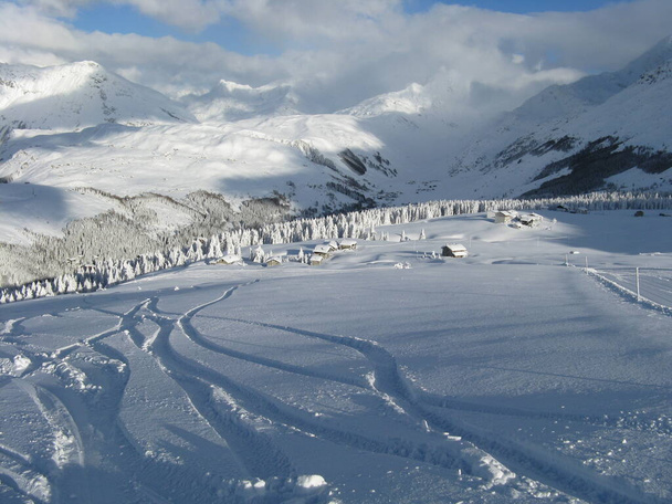 vuoristomaisema rankan lumisateen jälkeen - Valokuva, kuva