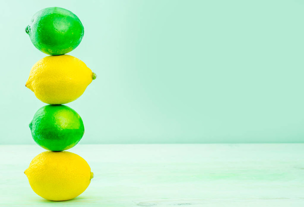 limão e limão sobre fundo verde com hortelã - Foto, Imagem
