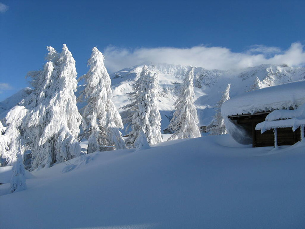 paisagem montanhosa após nevasca pesada - Foto, Imagem