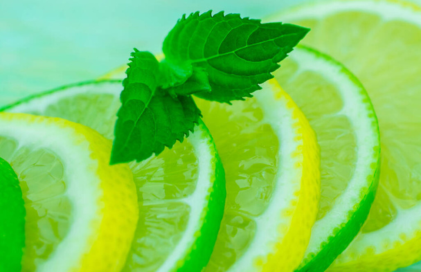 Limão e limão com hortelã verde fresca na cor de hortelã  - Foto, Imagem