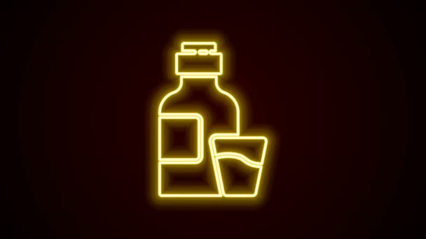 Ragyogó neon vonal A gyógyszerszirup palack és a dózis mérő csésze szilárd ikon izolált fekete alapon. 4K Videó mozgás grafikus animáció - Felvétel, videó
