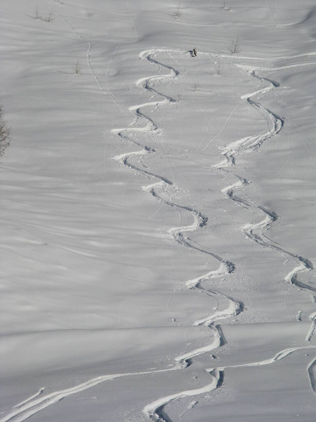 vuoristomaisema rankan lumisateen jälkeen - Valokuva, kuva