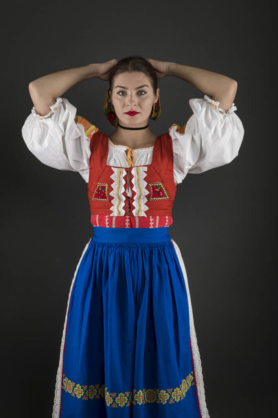 Jeune belle fille en robe populaire slovaque. Folklorique slovaque.  - Photo, image