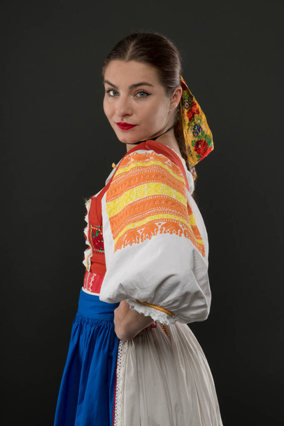 Молода красива дівчина в словацькому народному вбранні. Словацький фольклор.  - Фото, зображення