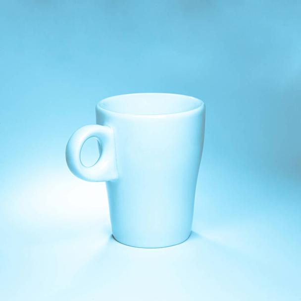 čistý luxusní šálek kávy na modrém a bílém pozadí - Fotografie, Obrázek