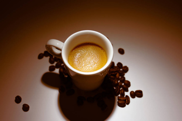tasse de café complet sur fond brun avec des haricots - Photo, image