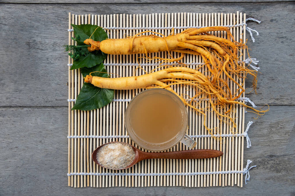 熱いお茶と新鮮な人参の根,健康的な飲み物の概念 - 写真・画像