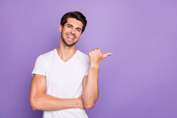 Portrait of his he nice attractive cheerful cheery glad guy freelancer showing copy space advice new novelty isolated over bright vivid shine vibrant lilac violet purple color background - Фото, зображення