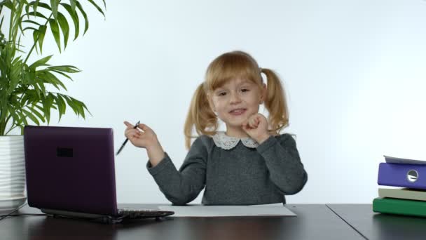 Preescolar niña distancia aprendizaje en línea en casa. Niño estudiando con computadora portátil digital - Metraje, vídeo