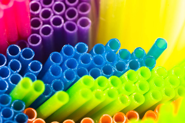 Абстракция: яркие пластмассовые соломинки - Фото, изображение
