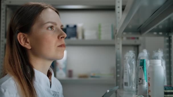 Mooie vrouw controleert de medicijnen in de apotheek - Video