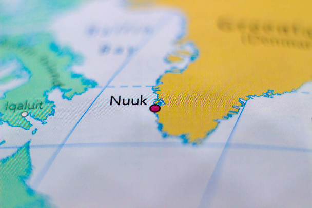 Nuuk on Grönlannin pääkaupunki ja suurin kaupunki maantieteellisellä kartalla - Valokuva, kuva