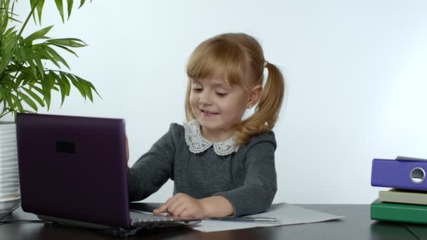 Aprendizaje en línea, educación a distancia, lección en casa. Chica haciendo programa de la escuela en línea en el ordenador - Imágenes, Vídeo
