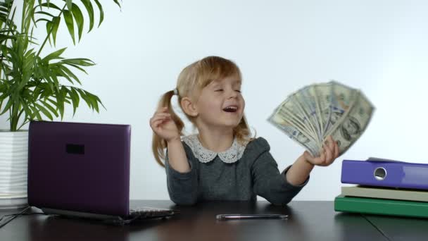 Criança chefe segurando pilha de notas de dinheiro dólar. Bebê empresária garoto segurando dinheiro nas mãos - Filmagem, Vídeo
