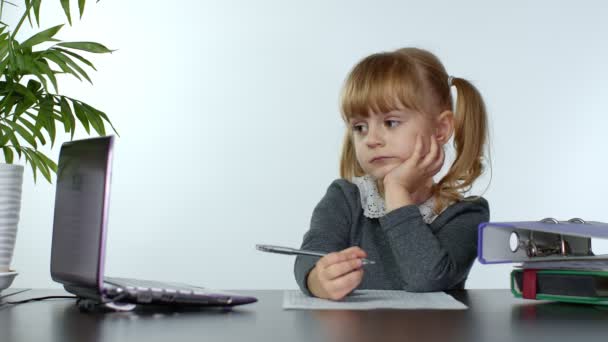 Przedszkola dziewczynka odległość online uczenia się w domu. Dzieciak studiuje za pomocą komputera cyfrowego laptopa - Materiał filmowy, wideo