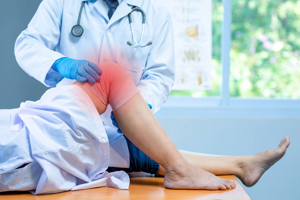 zblízka noste lékařské rukavice lékař vyšetřuje hlavu pacienta s koleny problémy na klinice, koncepce lékařské ortopedické léčby - Fotografie, Obrázek