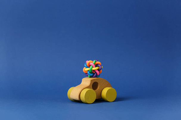 Farbiges Gummispielzeug auf einem Kinder-Holzauto. - Foto, Bild