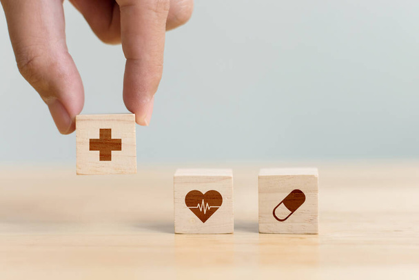 Mão organizando bloco de madeira com ícone de saúde médica, Seguro para o seu conceito de saúde - Foto, Imagem