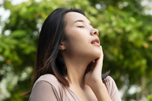 Gelukkig ontspannen vrouw ademen frisse lucht in groene omgeving - Foto, afbeelding