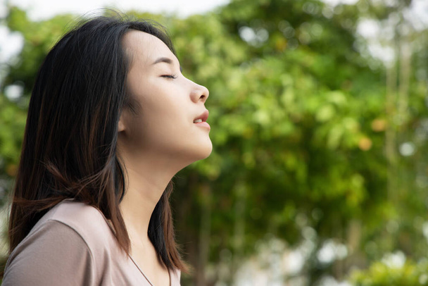 Gelukkig ontspannen vrouw ademen frisse lucht in groene omgeving - Foto, afbeelding