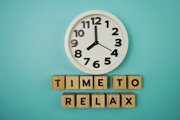 Time To Relax alphabet letter with alarm clock on blue background - Foto, Bild