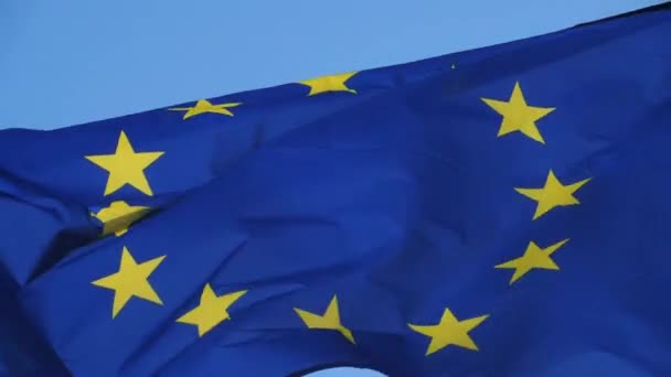 Evropská vlajka vlnící se ve větru - Záběry, video