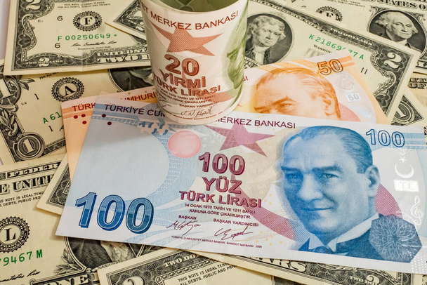Notas de dólar dos EUA e de lira turca  - Foto, Imagem