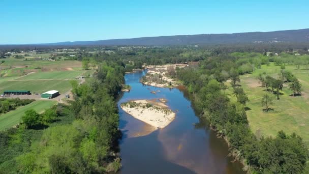 Nagranie lotnicze rzeki Hawkesbury biegnącej przez pola uprawne w regionalnej Nowej Południowej Walii w Australii - Materiał filmowy, wideo